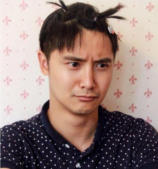 黄磊邓超的女儿都爱涂指甲油,但都输给了手指