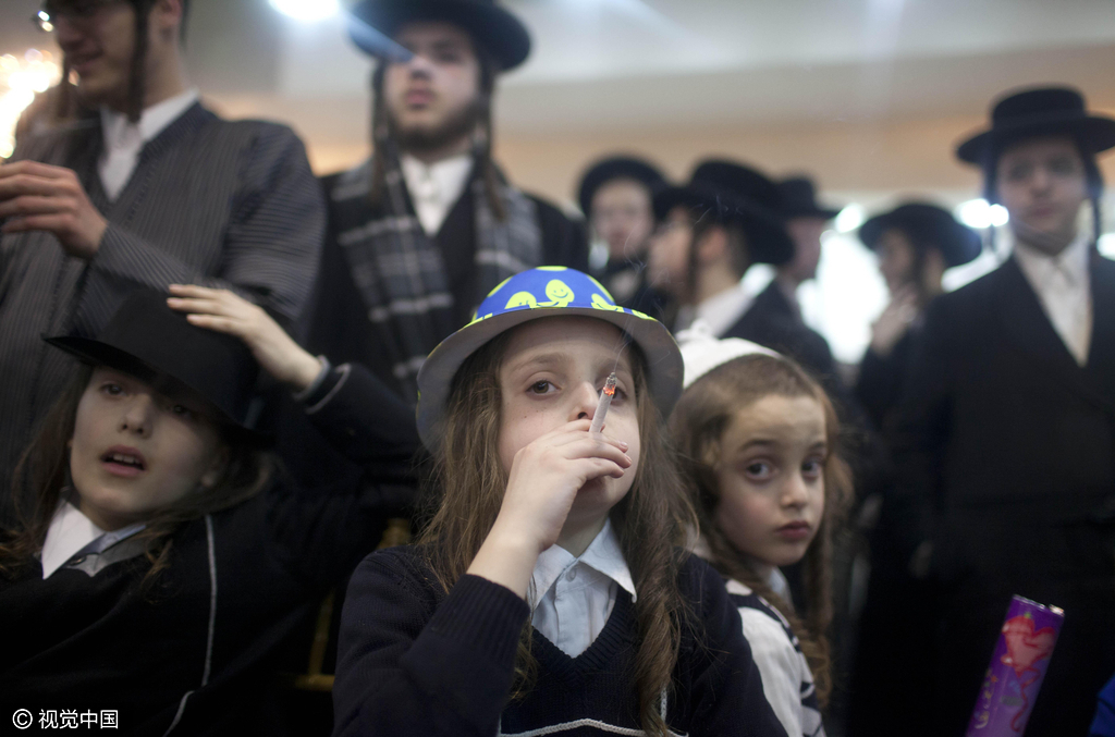 耶路撒冷,一名犹太儿童在婚礼上抽烟.