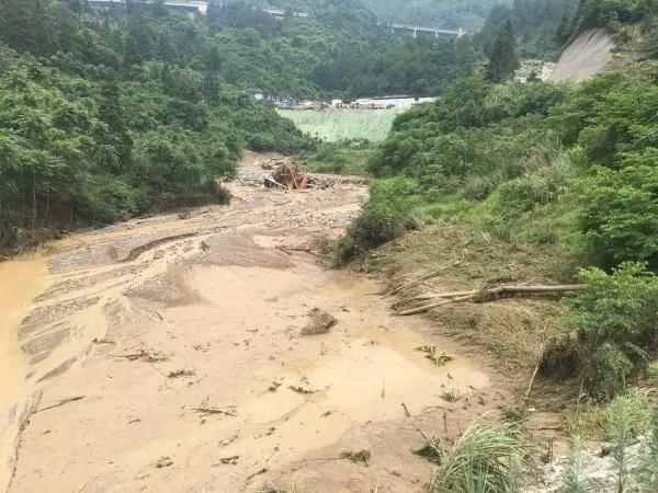 贵州黔南一在建高铁隧道突发透水事故 工人被