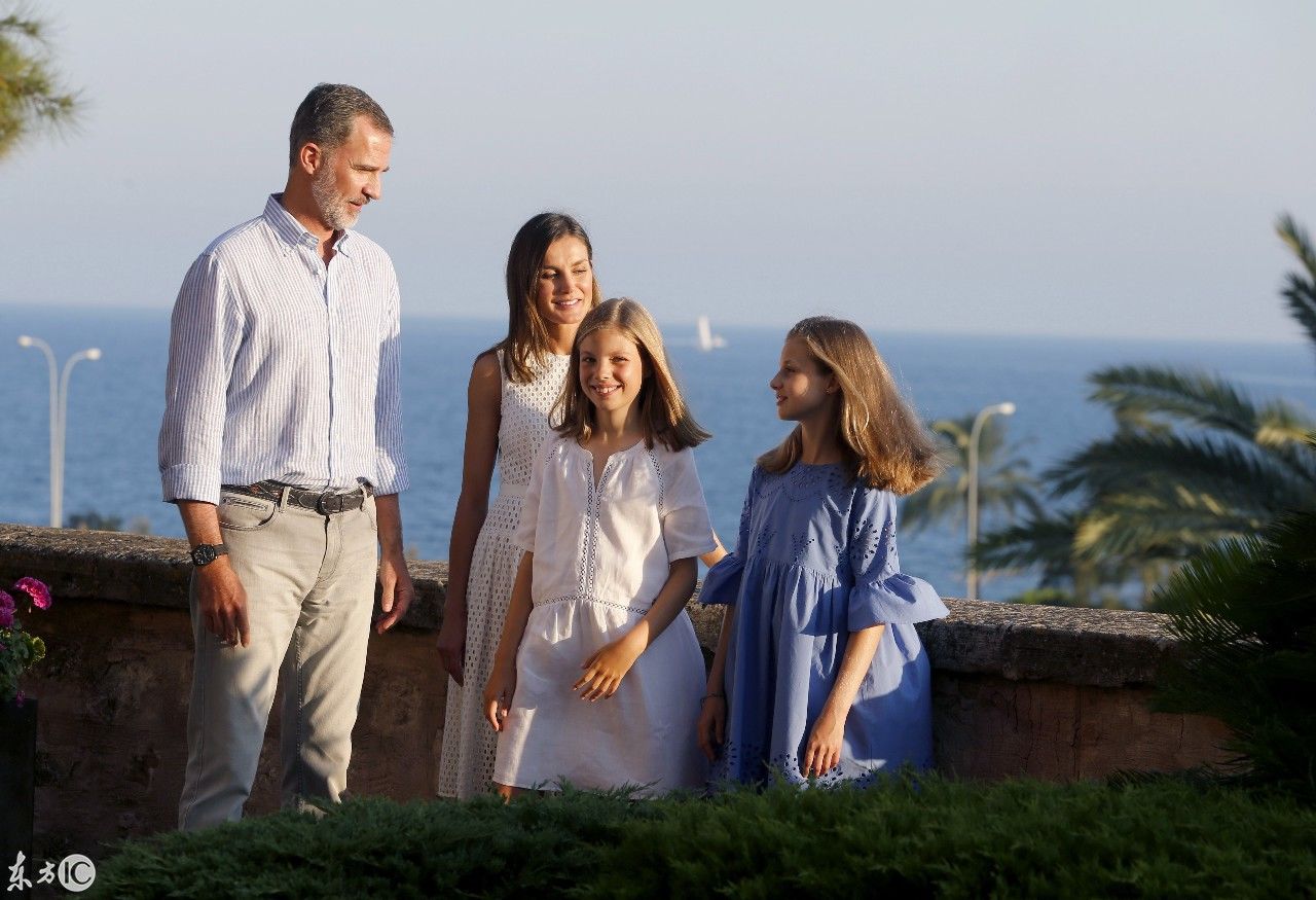 西班牙两位公主出门旅行受关注,妹妹发育太好