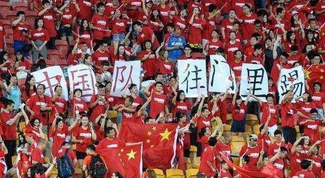 那年国足进了世界杯,球迷庆祝成一片,以为是开