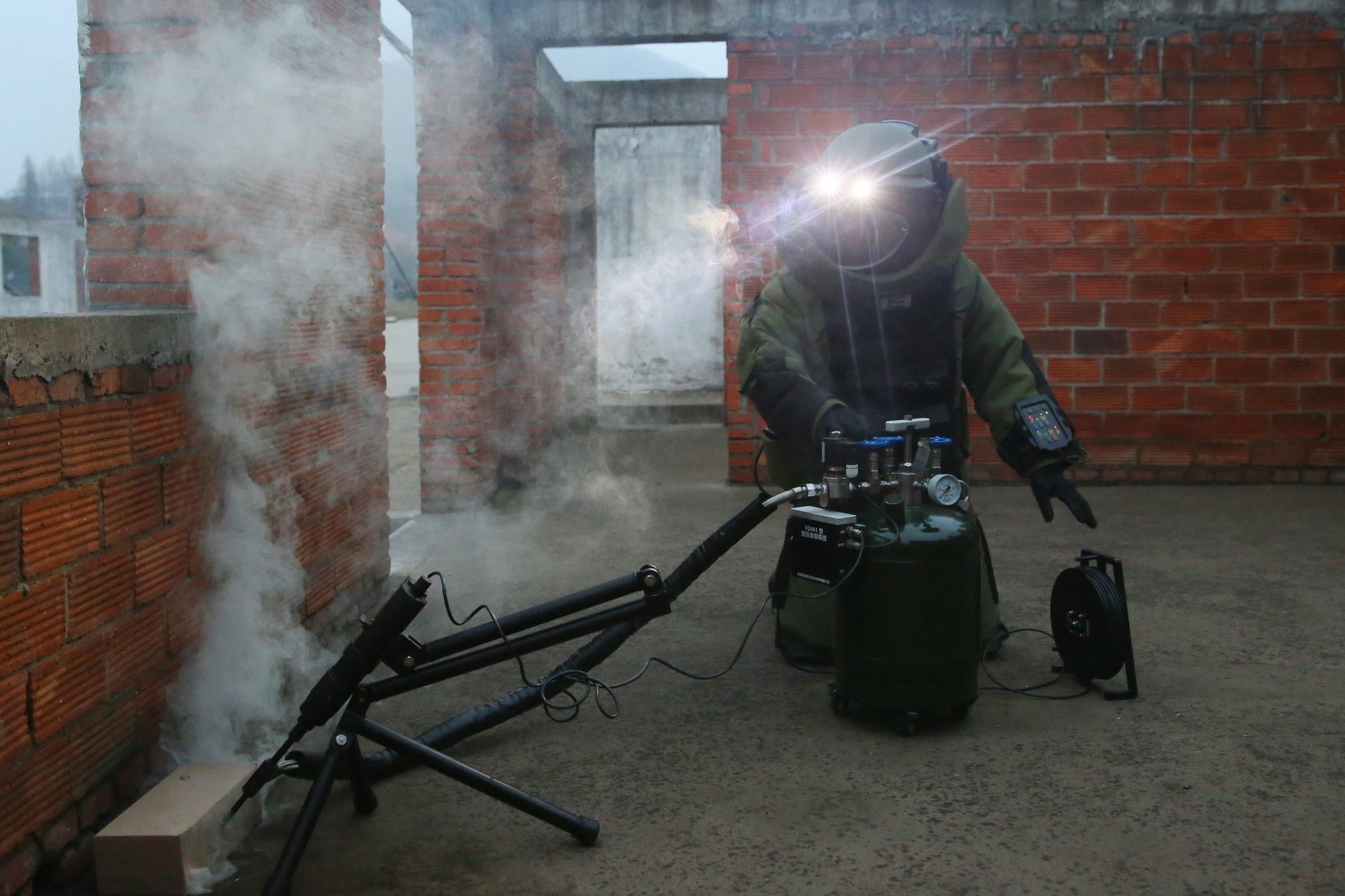 武警安徽省总队第一支队工兵中队组织排爆训练