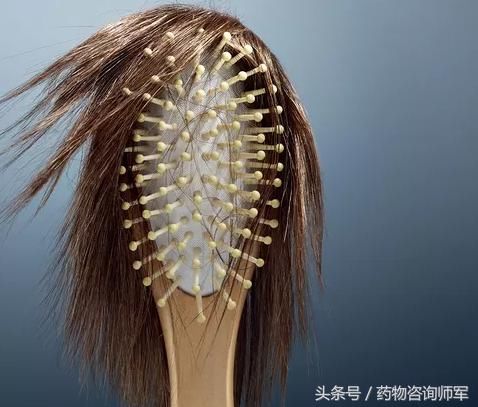 头发一掉一大把?不在意?这是身体在向你发出