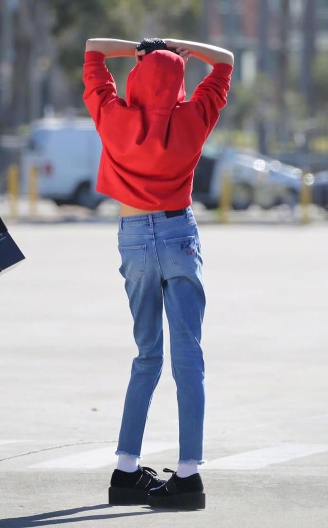 其实大长腿巨丑,看到超模二代的逆天筷子腿,只