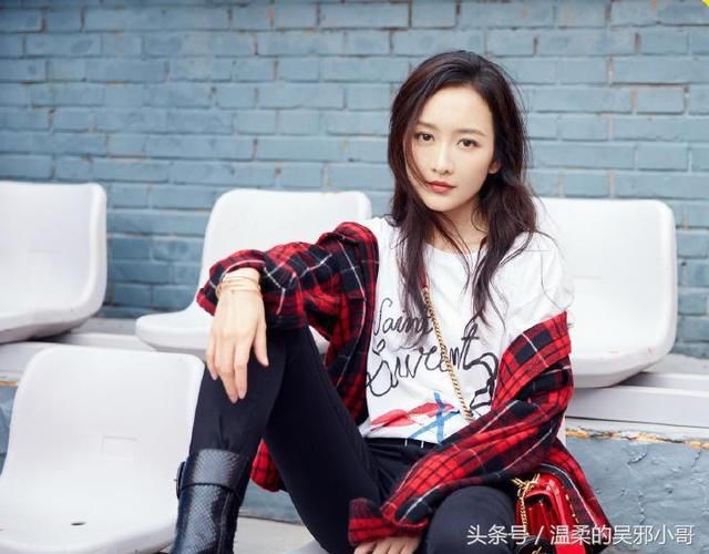 王鸥短靴紧身裤秀纤细大长腿,红色格纹衬衫搭