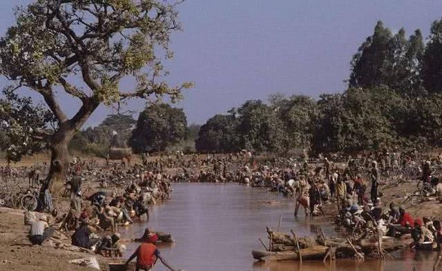 非洲工作的中国人,面对这么脏乱的生存环境,为