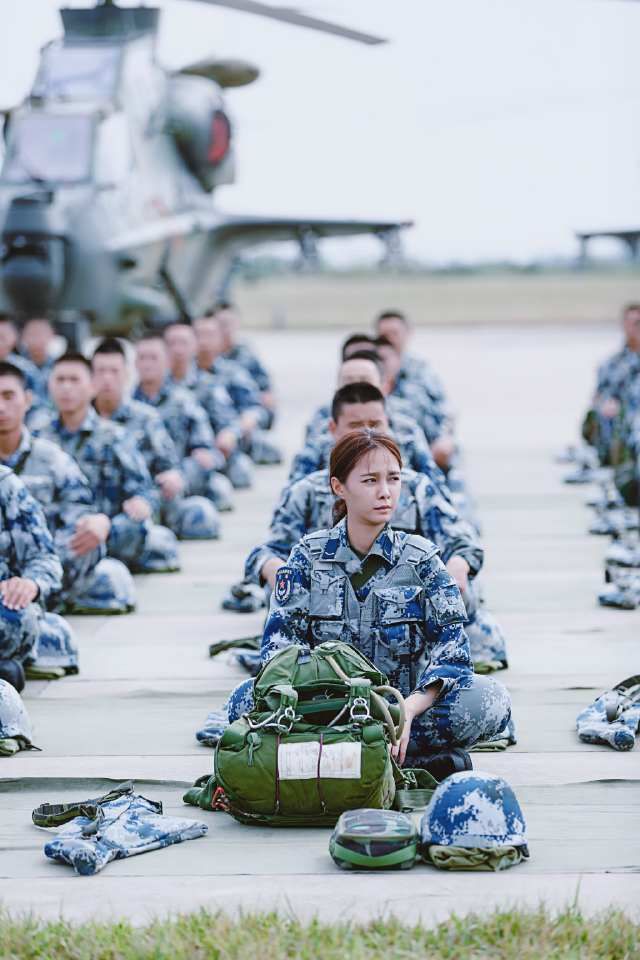 女明星军人坐姿:佟丽娅优雅,杨幂超可爱,最后一