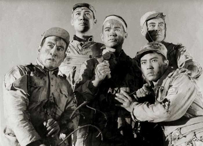 《狼牙山五壮士》（1958）
抗日战争时期的1941年秋，为了阻止日军对晋察冀边区进行大扫荡，八路军某部班长马宝玉（李长华）和战士葛振林（高保成）、宋学义（李力）、胡福才（霍德集）、胡德林（张怀志）五人接受任务登上狼牙山棋盘陀主峰。