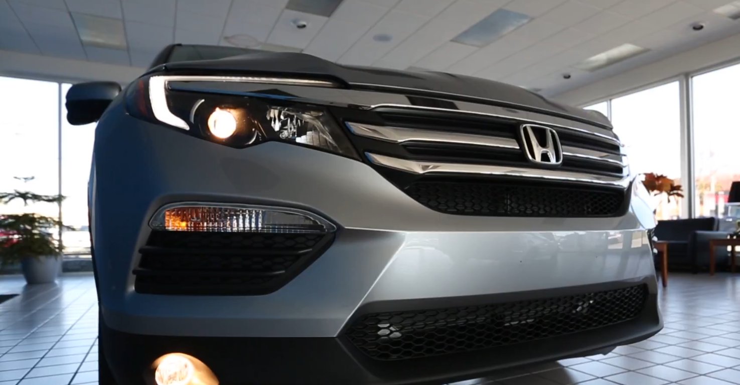 三幅式的硕大进气格栅,镰刀造型的led日间行车灯点亮后很有杀气,更加