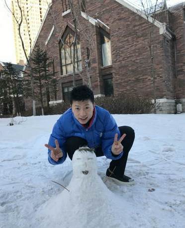 马龙过年堆雪人超嗨 塑造
