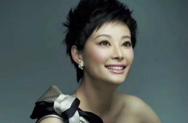 张国立点赞冯小刚微博,袁立发文:他才是真的纪