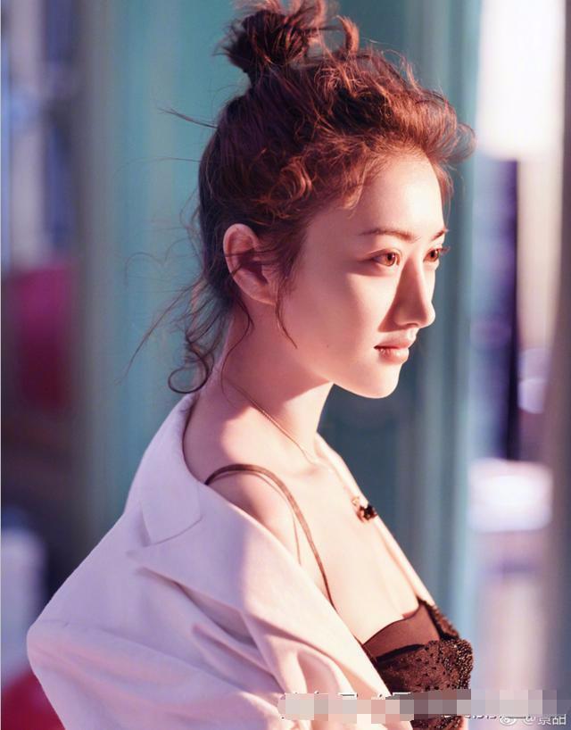 大唐荣耀2:景甜终于发力又拍时尚大片,多套不同风格时装露香肩