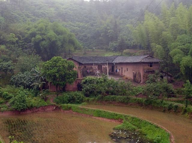 移居城市了,祖上留下的老房子在農村,這個能宅基地確權嗎?