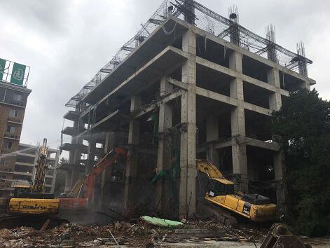 石景山区八宝山街道拆除3栋违建“烂尾楼”