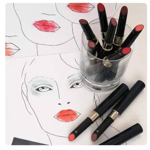 即使素颜女人也需要一支口红提亮肤色:这些口