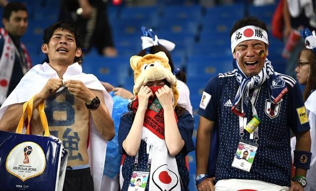 点赞!日本队抱憾出局后打扫更衣室 日本球迷含
