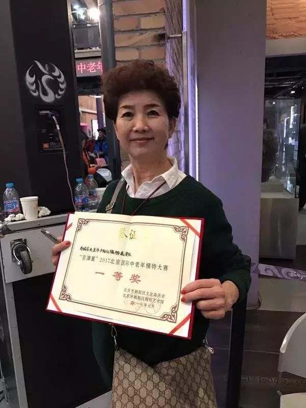 她把东方中老年端庄典雅之美传向世界~