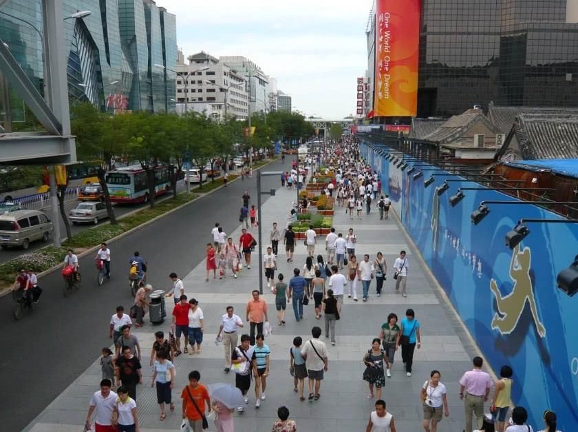 韩国人到中国旅游,看到中国人的穿着,骄傲:还是