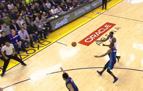 nba常规赛,勇士主场迎战黄蜂.库里半场8个三分已经刷新了生涯纪录.