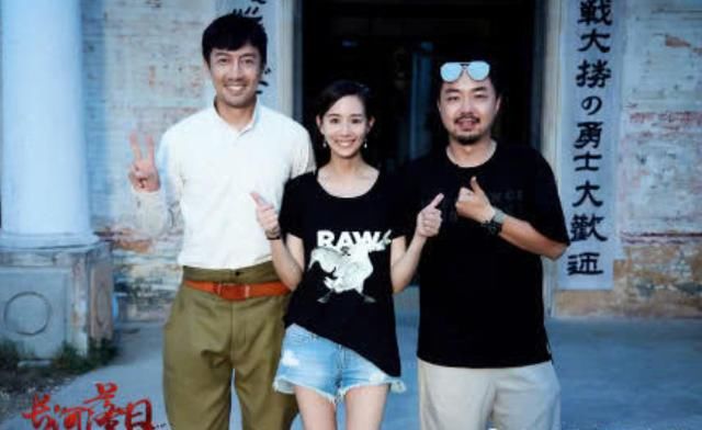 35岁张钧宁近照,眼角皱纹明显瘦的吓人,笑起来