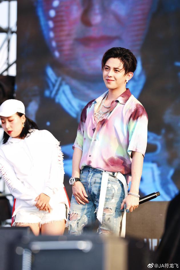 符龙飞突然官宣将当爸 妻子怀孕9月是半个圈内人(图1) 符龙飞突然官宣将当爸 妻子怀孕9月是半个圈内人(图1)