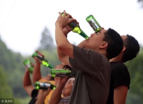 为什么中国人没法像西方人一样喝酒时不吃东西