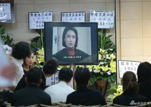 组图:欧阳佩珊设灵郭锋神情哀伤 刘德华林峰等送花牌致哀
