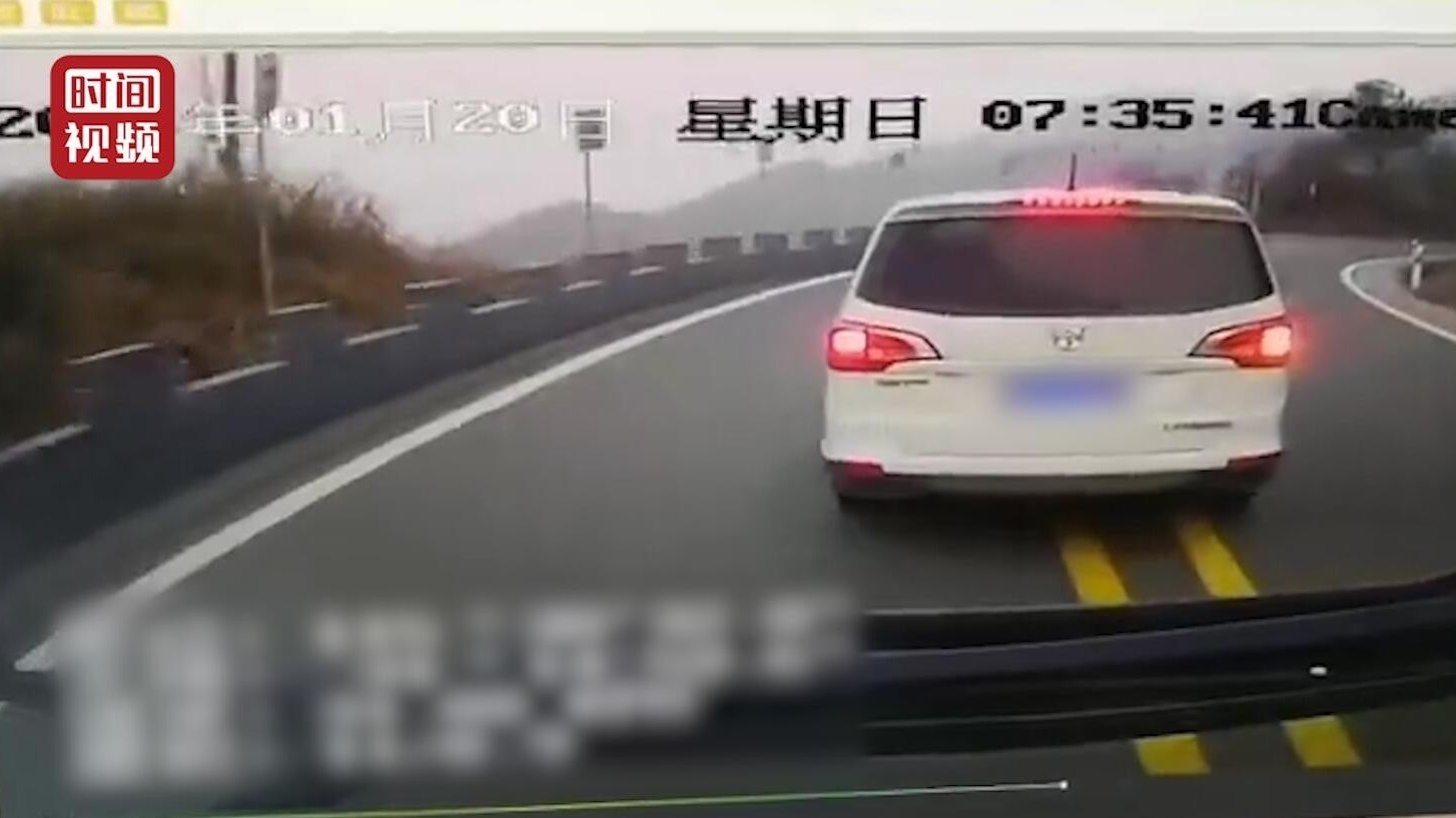 盘山路上女子驾车追逐逼停公交 只因孩子错过公交 盘山路上女子驾车追逐逼停公交 只因孩子错过公交