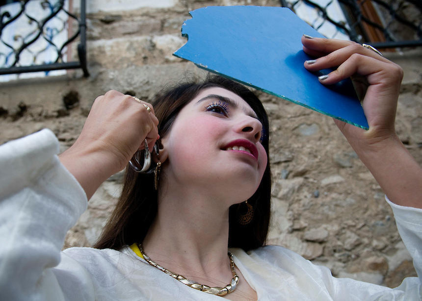 这里的未成年男女被禁止互相接触，女孩子们更是早在15岁之前就离开学校，以防她们受到异性诱惑。因此，一年一度的新娘市场成为了青年男女结识的唯一机会。图为正在精心打扮自己的女孩。