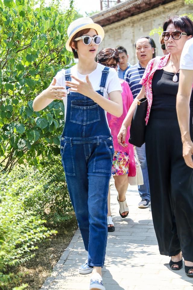 36岁孙俪白t配黑裤居然这么潮,网友:袜子搭配的