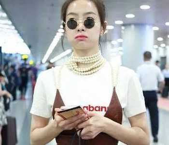 女星未精修图太夸张,宋茜腿粗驼背很普通,而她