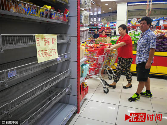 “萨德”风波令中国赴韩游客锐减，韩国旅游业一度损失惨重。今年3月份，为抗议韩国部署“萨德”系统及韩国乐天集团为“萨德”提供部署地行为，途牛、同程等旅行社率先宣布暂停赴韩游业务，并陆续下架韩国旅游产品。（北京青年报）（图为：3月7日，海南琼海，一家大型超市将乐天商品被全部撤下货架。）