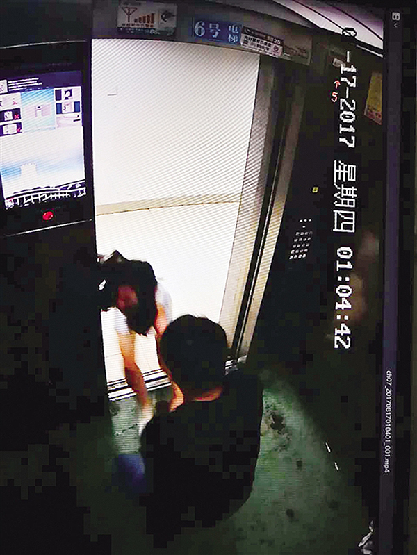小冰进入电梯的时间是凌晨1时4分16秒。监控画面上显示,小冰第一次出电梯的地方在5楼,当时是凌晨1时4分42秒。不过,随后男子强行把小冰拉回电梯内继续猥亵。1时5分6秒,电梯到达15楼。门开后,小冰用脚挡住门,同时拼命反抗,终于成功逃到电梯门外。然而此时男子仍控制着小冰,试图再次把她拖回电梯里。由于小冰奋力挣扎,男子下手无果后独自转身返回电梯。