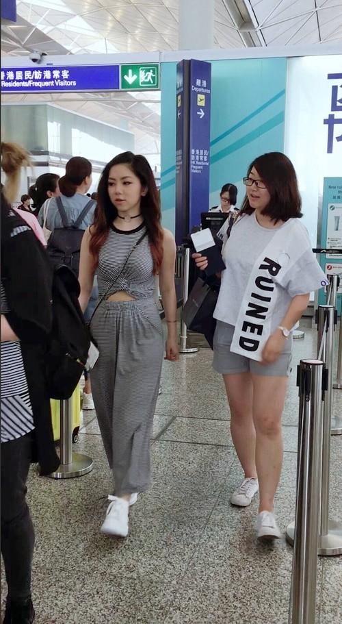 邓紫棋晒p过的照片 比真人瘦了一圈