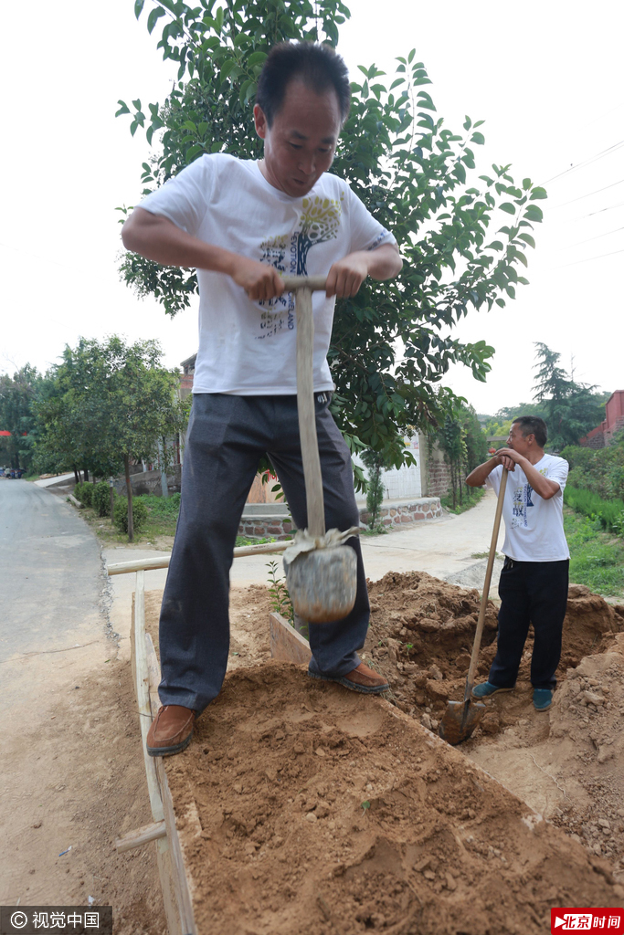 据了解，“版筑术”也叫干打垒，是在两块固定的木板中间填入黏土，用杵子夯实，分段打墙，是古代一种简易的建房方式。