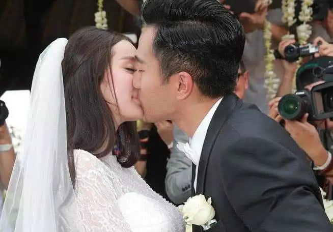 刘恺威亲吻杨幂深情有爱,幂幂的表情却令人感