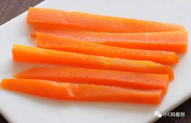 宝宝八个月左右就可以尝试手指食物了