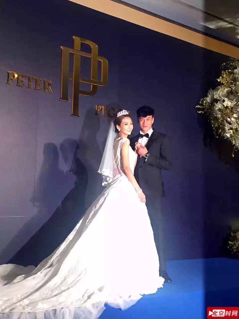 现场何润东穿着西装帅气有型，妻子林静仪一袭白纱优雅动人。