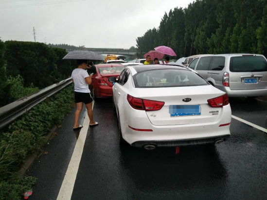 路太滑跟车近 济青高速公路潍坊段四辆轿车连环追尾