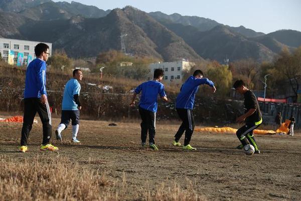 让学生从体育课中体会团队精神锻炼个人毅力