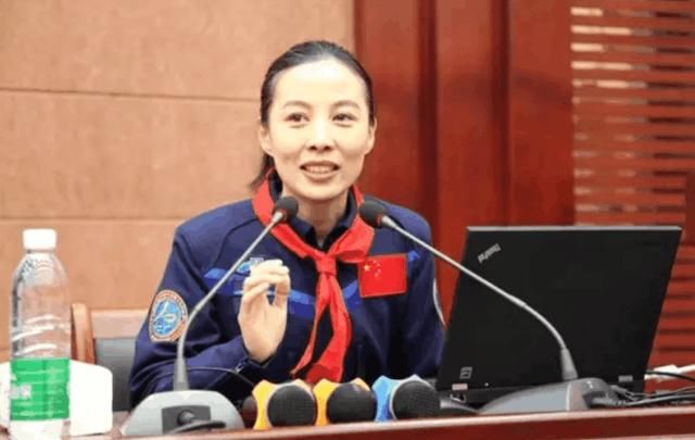 我国最伟大的女航天员,不满18岁就考上了空军