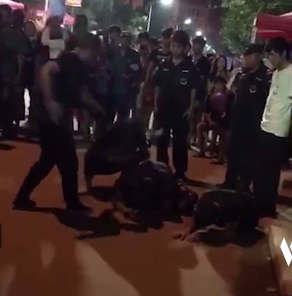 对于此事，网友们评论道：“学生的清白就这样被你们这样毁了？就不能查实之后再处置吗？”、“即使查实也不能打人啊，明明可以报警，为什么要动手呢？”图为保安殴打学生一幕。