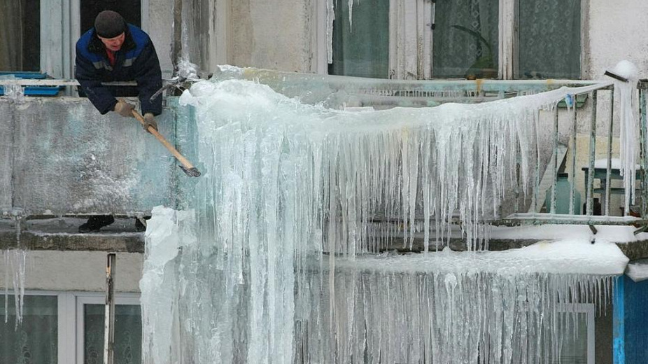 冷到怀疑人生！俄罗斯伊凡诺沃一居民楼上挂“冰瀑”