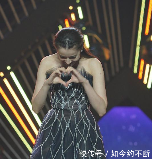 迪丽热巴出席活动未PS照曝光,肌肤略黑暗满脸