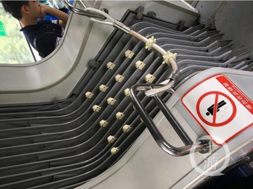 轨道车厢连接处装"神器" 没人敢往上坐了