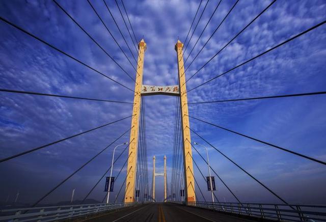 我来到 烟墩角 翻过 赤山 为了见你,我跨过 成山头 走过了 长会口大桥