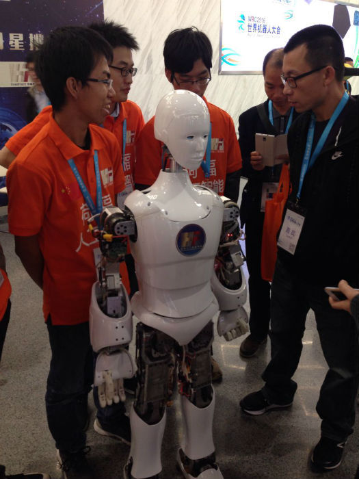 Remebot是一款神经外科手术机器人，可以实现在不开颅的前提下做颅内手术。目前已经在北京天坛普华医院、北京军区总医院、解放军306医院等8家北京地区的三甲医院用于临床治疗中。经过临床充分验证后，Remebot已经可以辅助医生进行脑内核团损毁、颅内组织活检等12类近百种神经外科疾病的治疗。“Remebot的平均手术时间仅为30分钟，患者创伤小于2毫米，患者第二天就能出院，手术费用仅3万左右；而传统开颅手术时间至少为三四个小时，更需要十几万的昂贵费用。”现场工作人员介绍。