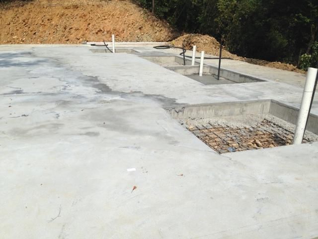 什么都阻挡不了苗族人创业,在大山里盖起了民