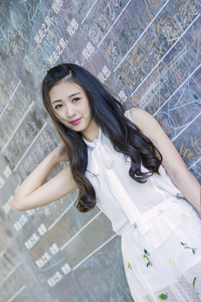 邓滢滢纯美街拍大片 简单自然展清新气质