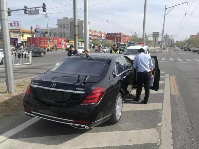 你要是红旗L5,交警可能还会犹豫,300万的车就